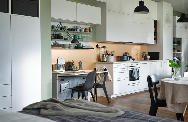 IKEA - Açık planlı bir mutfakta saklama alanı olarak duvar kullanımı