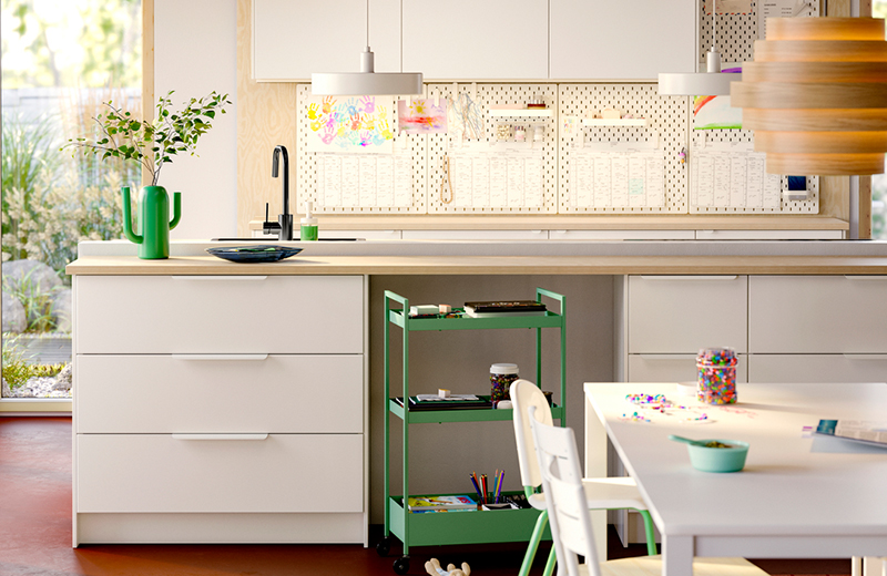 IKEA - Aile etkinlikleri için güvenli bir merkez oluşturan ada tezgaha sahip modern mutfak 
