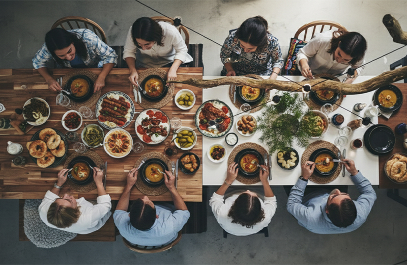 IKEA - How to set a table for a large gathering? Table setting ideas 