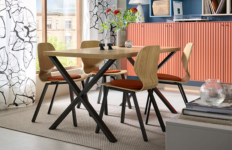 IKEA - Kırmızı-kahverengi tonlarında dekore edilmiş bir yemek odası