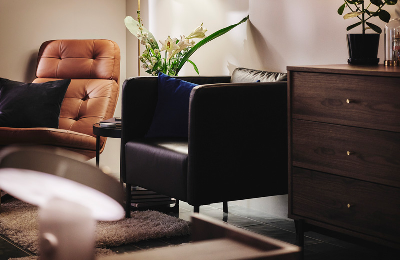 IKEA - Koyu renkli ahşap ile düzenli yatak odası fikirleri