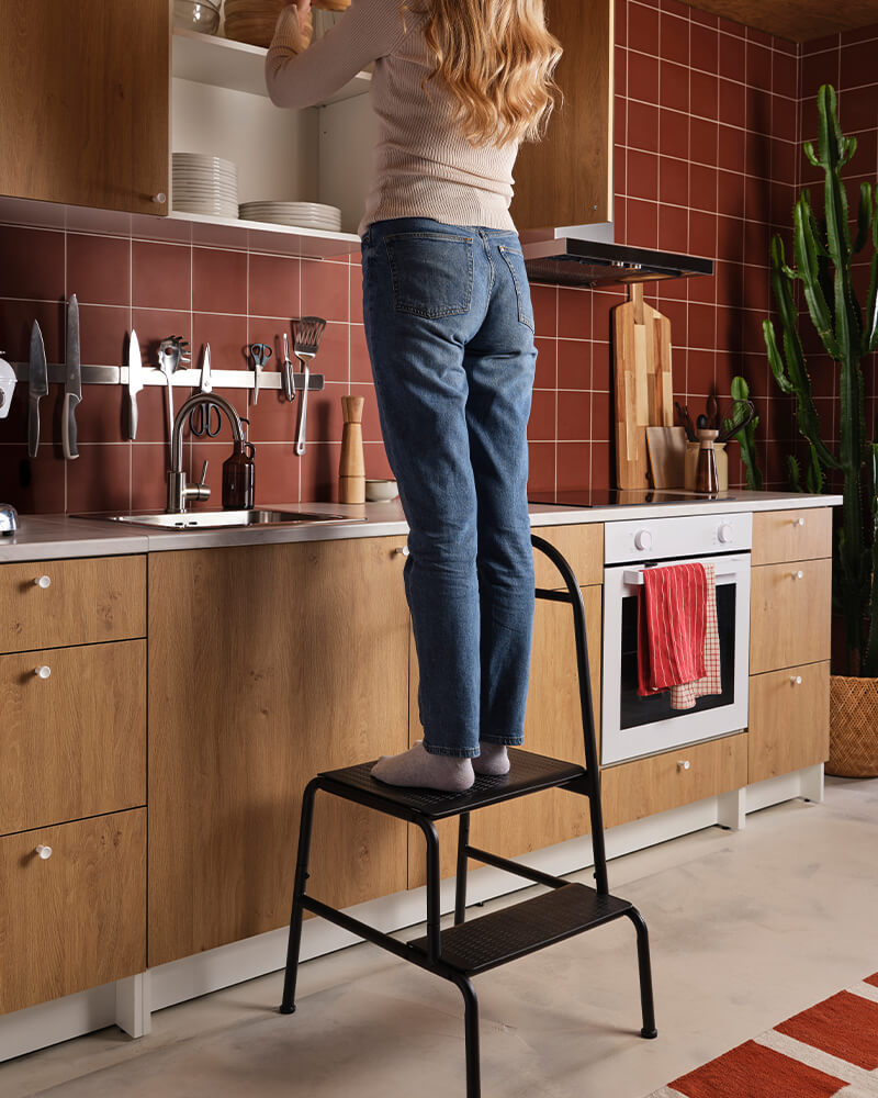 IKEA-basingen antrasit tirabzanli iki basamakli tabure 01