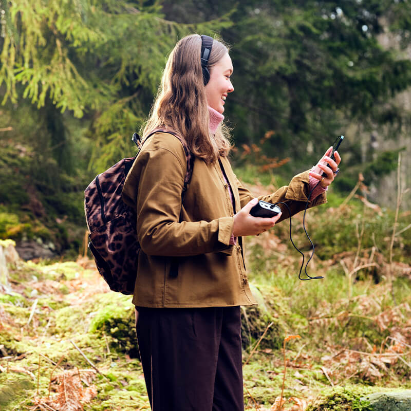 IKEA-varmfront koyu mavi tasinabilir sarj cihazi 01