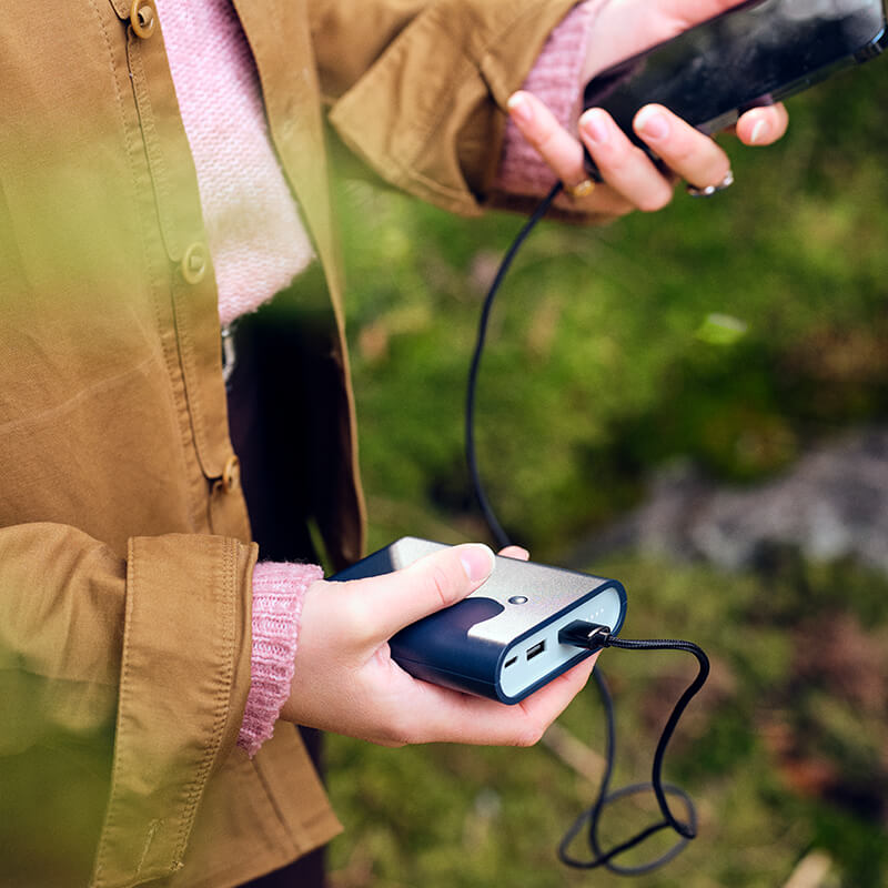 IKEA-varmfront koyu mavi tasinabilir sarj cihazi 02