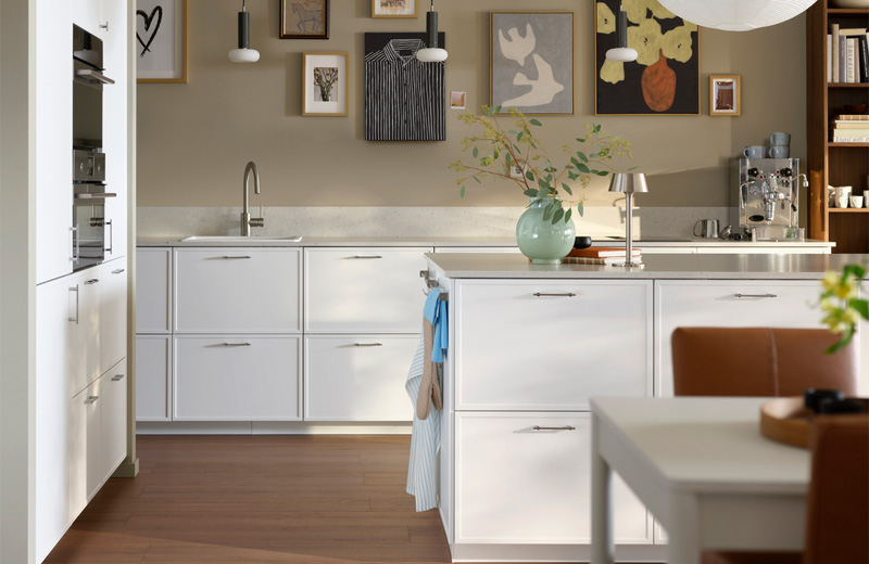 IKEA - Akıllı depolamaya ve kişisel dokunuşlara alan yaratan minimalist bir mutfak 