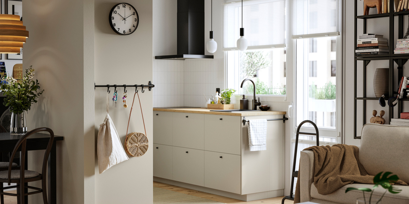 IKEA-acik bir his veren kucuk siyah ve bej mutfak 1