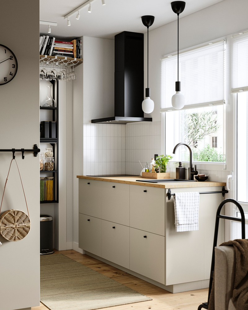 IKEA-acik bir his veren kucuk siyah ve bej mutfak 6