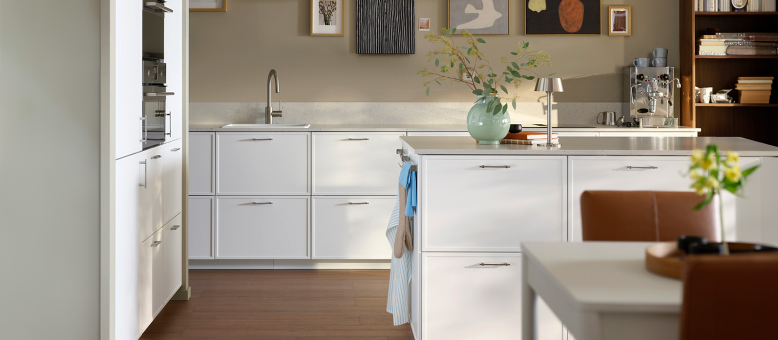 IKEA-akilli depolamaya alan yaratan minimalist bir mutfak 1