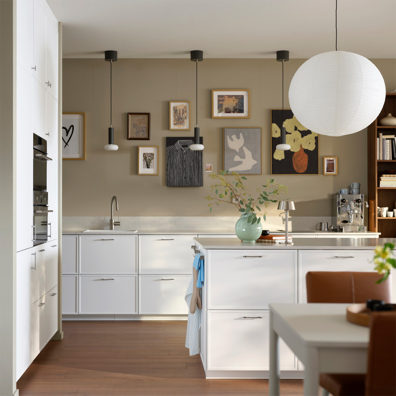 IKEA-akilli depolamaya alan yaratan minimalist bir mutfak 1