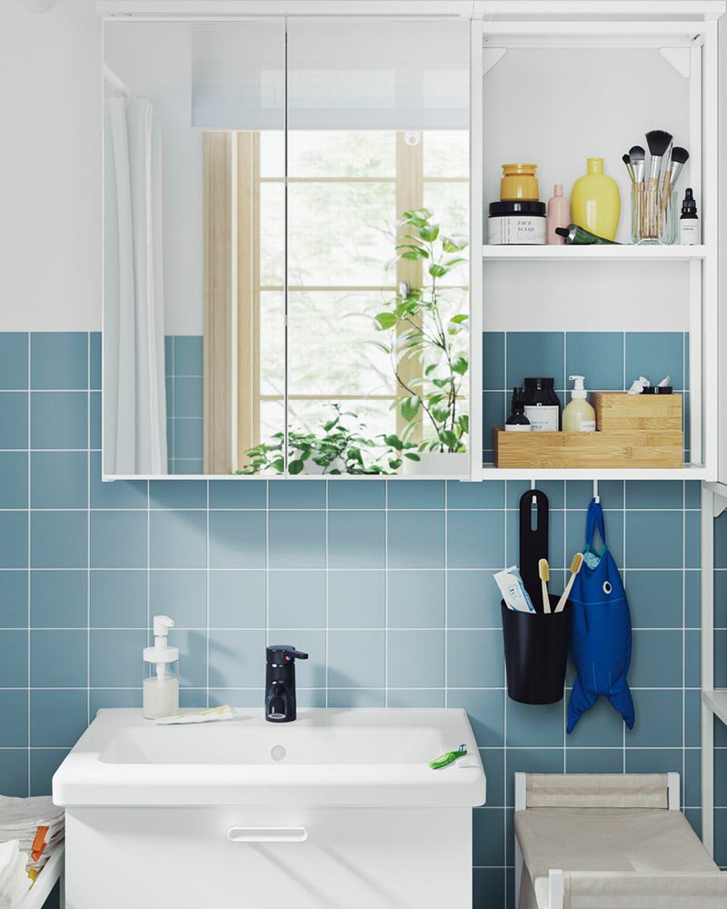 IKEA-beyaz ve mavinin ferahligini yasitan kucuk banyo 3