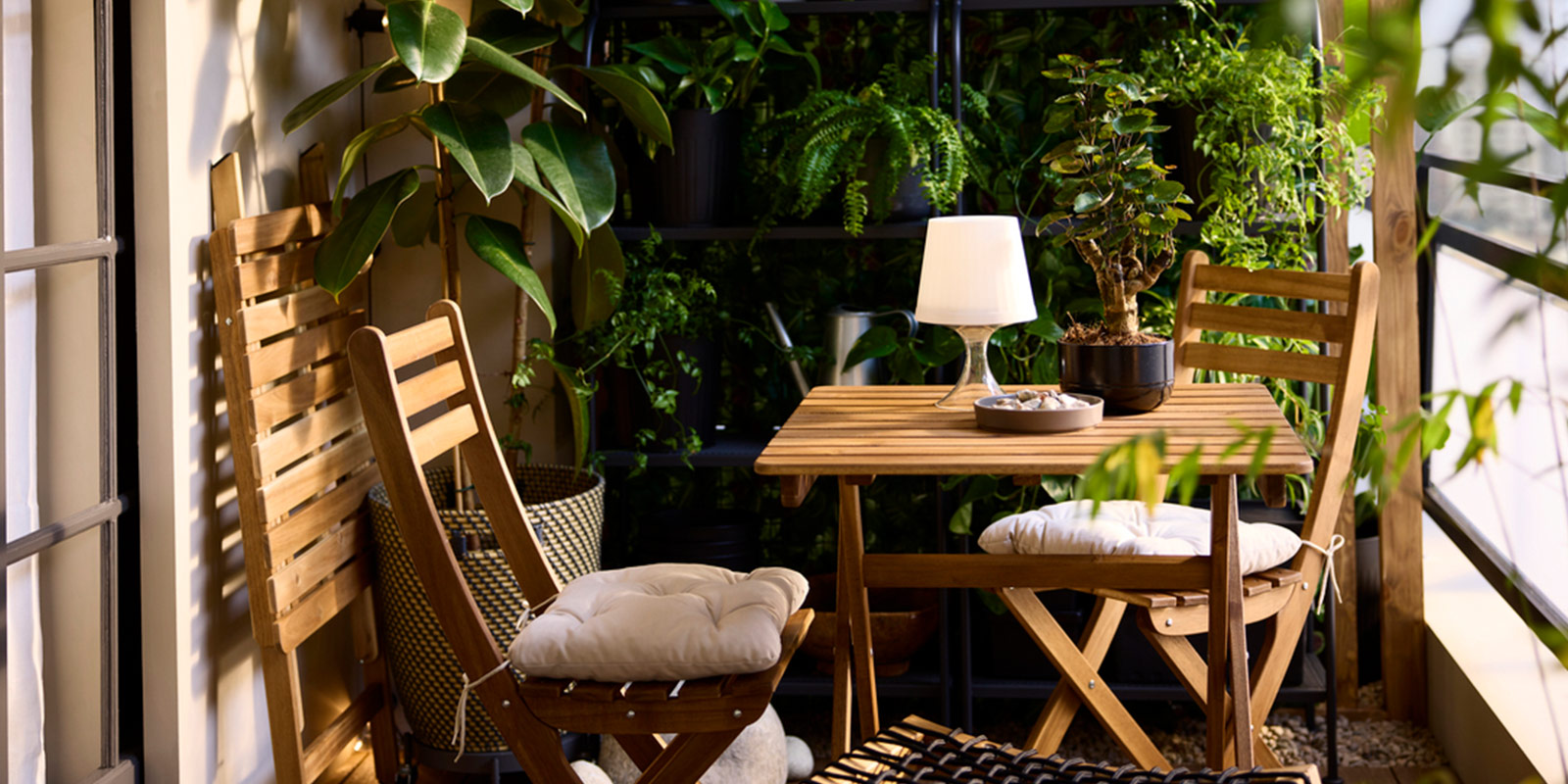 IKEA-bitkiler ve sakinlik iceren kucuk bir balkon 1