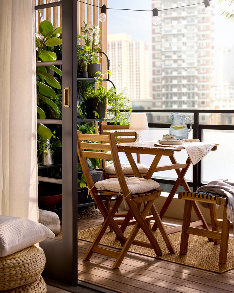 IKEA-bitkiler ve sakinlik iceren kucuk bir balkon 2 y