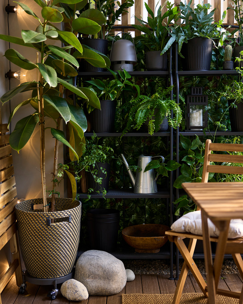 IKEA-bitkiler ve sakinlik iceren kucuk bir balkon 4