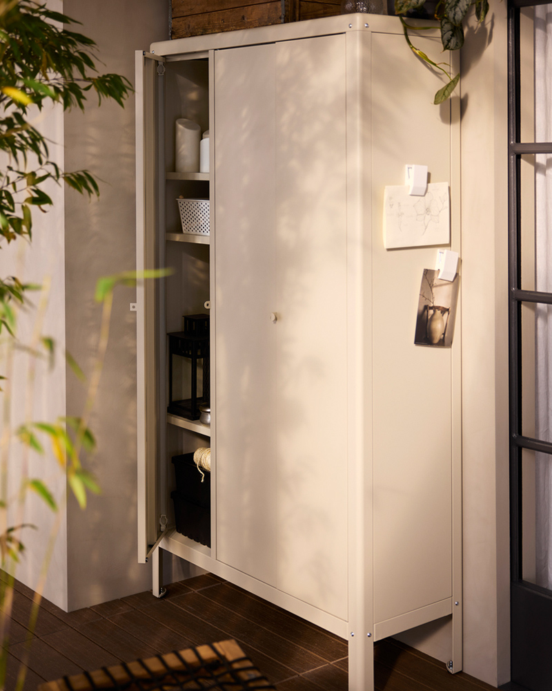 IKEA-bitkiler ve sakinlik iceren kucuk bir balkon 5