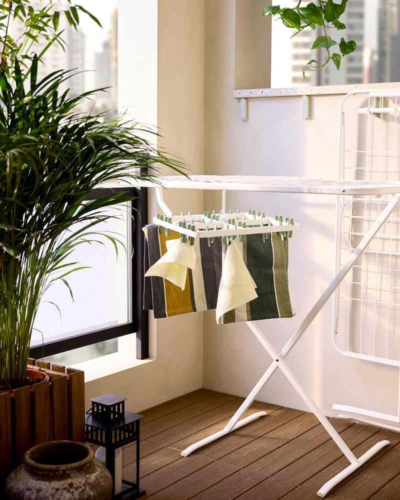 IKEA-bitkiler ve sakinlik iceren kucuk bir balkon 6