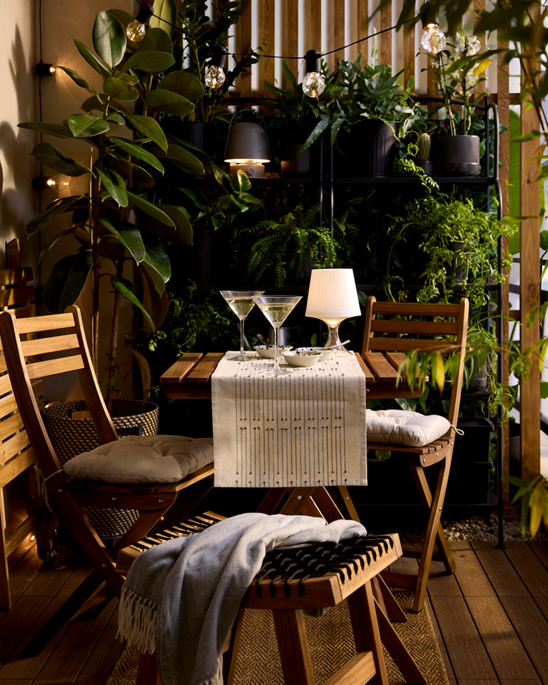 IKEA-bitkiler ve sakinlik iceren kucuk bir balkon 8
