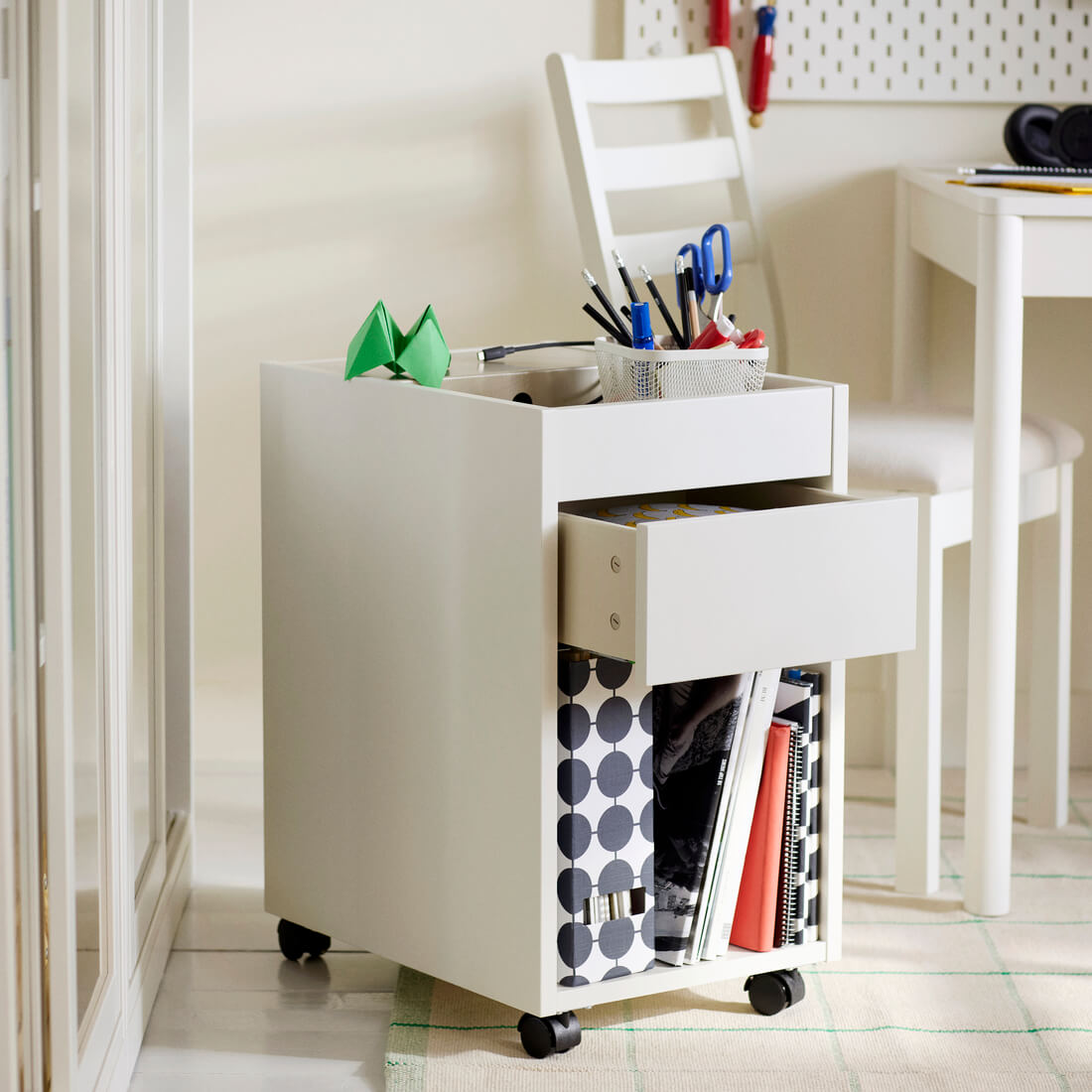 IKEA-calisma alanindan yemek alanina donusen yemek odasi 03