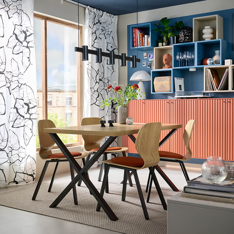 IKEA-kirmizi kahverengi tonlarinda dekore edilmis bir yemek odasi 01 app