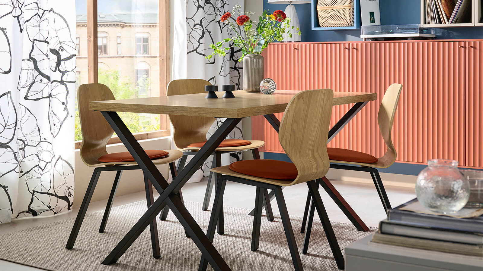 IKEA-kirmizi kahverengi tonlarinda dekore edilmis bir yemek odasi 01 web