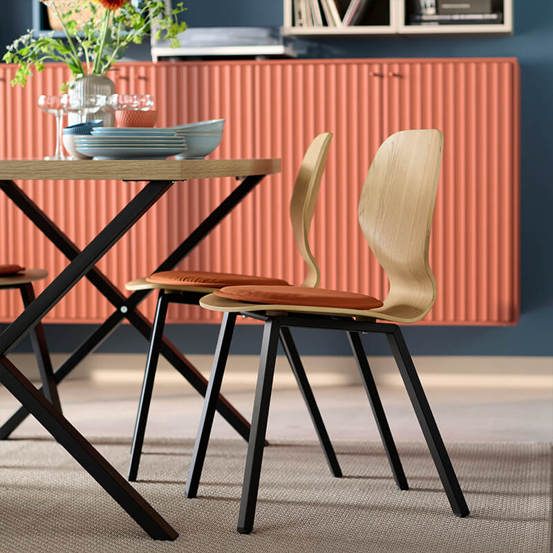 IKEA-kirmizi kahverengi tonlarinda dekore edilmis bir yemek odasi 03