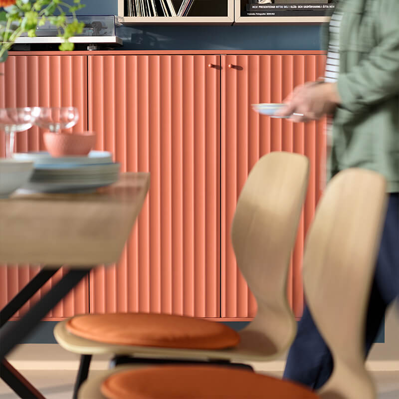 IKEA-kirmizi kahverengi tonlarinda dekore edilmis bir yemek odasi 05