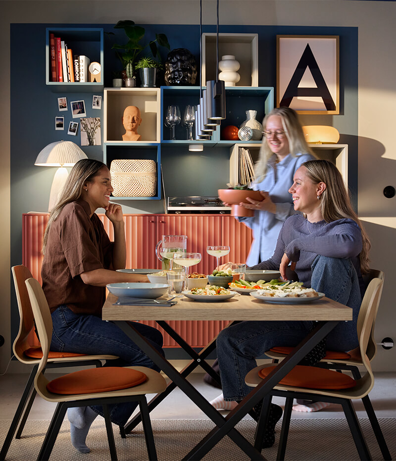 IKEA-kirmizi kahverengi tonlarinda dekore edilmis bir yemek odasi 08