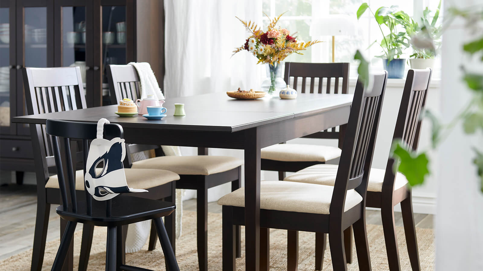 IKEA-kucuk buyuk tum aile bulusmalari icin geleneksel stilde bir yemek odasi 01