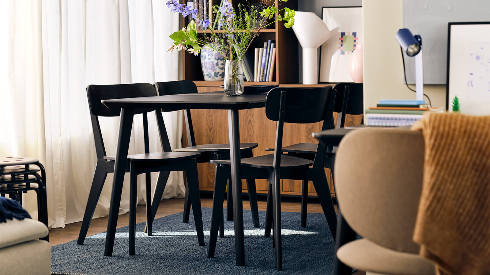 IKEA-iyi organize edilmis ve esnek bir aile yemek odasi 01