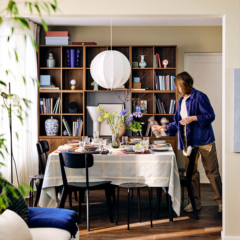 IKEA-iyi organize edilmis ve esnek bir aile yemek odasi 02