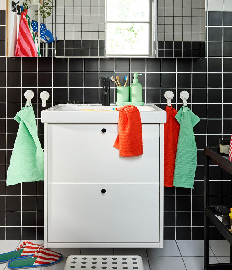 IKEA-siyah beyaz kucuk aile banyosu 01
