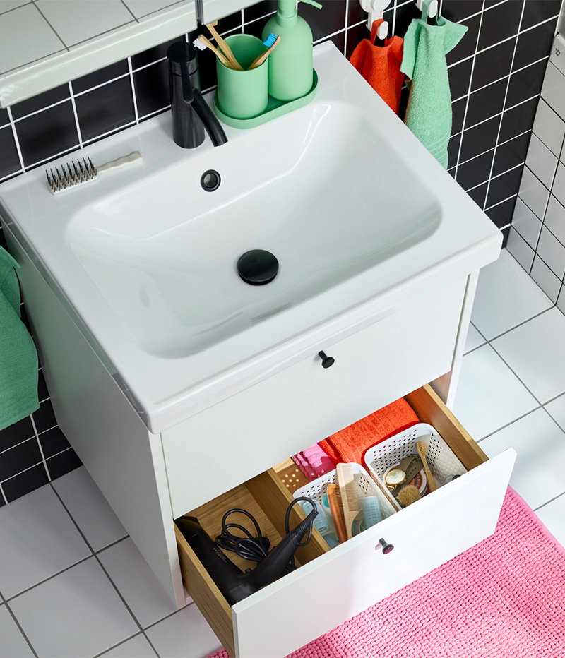 IKEA-siyah beyaz kucuk aile banyosu 03