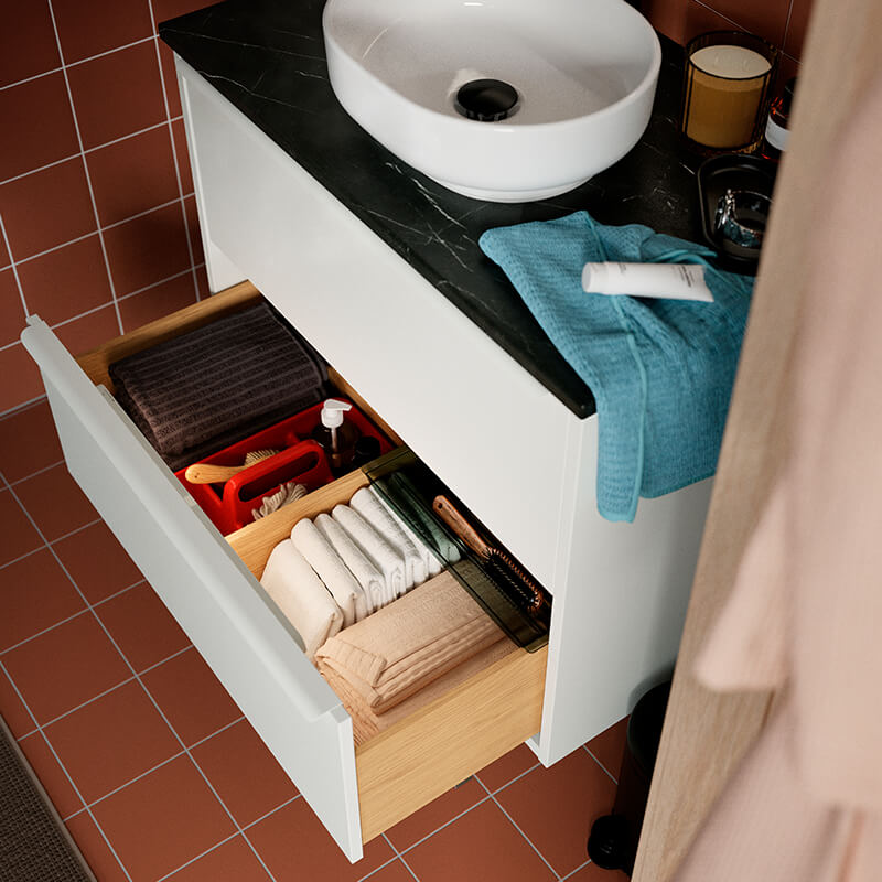 IKEA-tek kisilik yasam icin tasarlanmis kompakt bir banyo 04