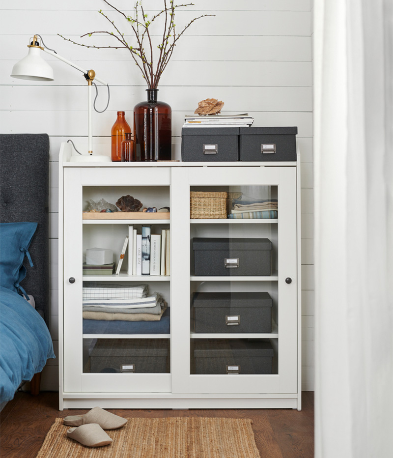 IKEA-hauga beyaz surgu kapakli dolap