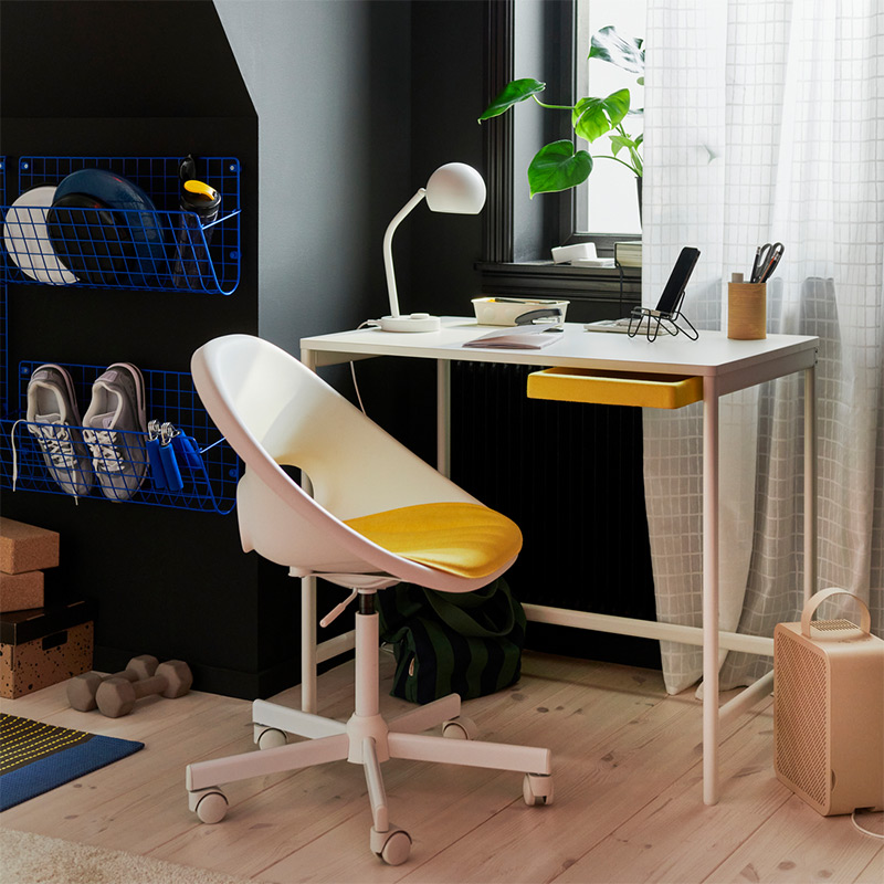 IKEA-enkroken beyaz calisma masasi