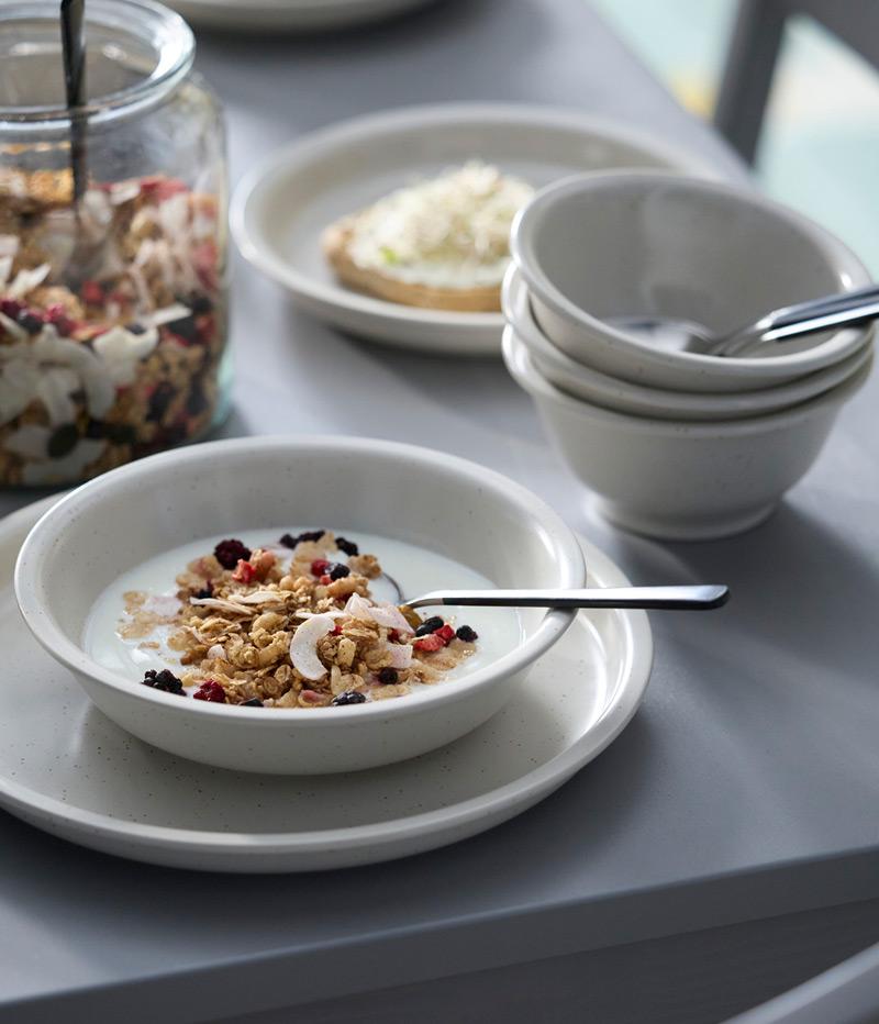 IKEA-daggaster noktali acik bej yemek takimi