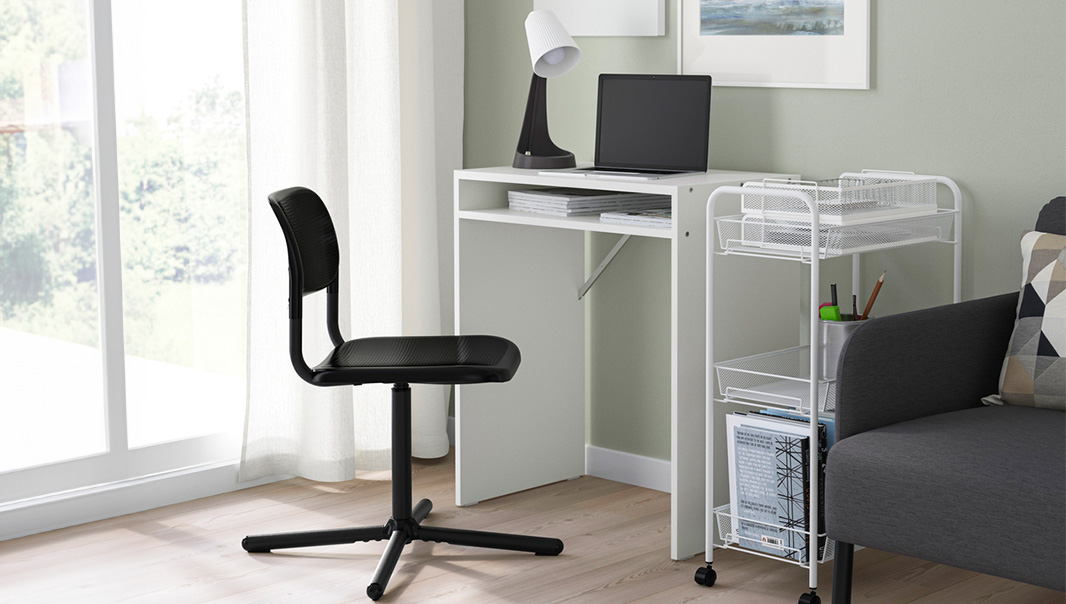 IKEA-torald beyaz calisma masasi