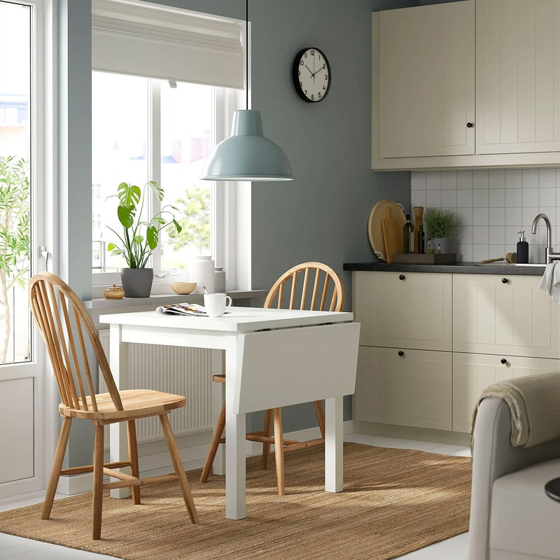 IKEA-nordviken skogsta beyaz sandalyeli mutfak masasi takimi