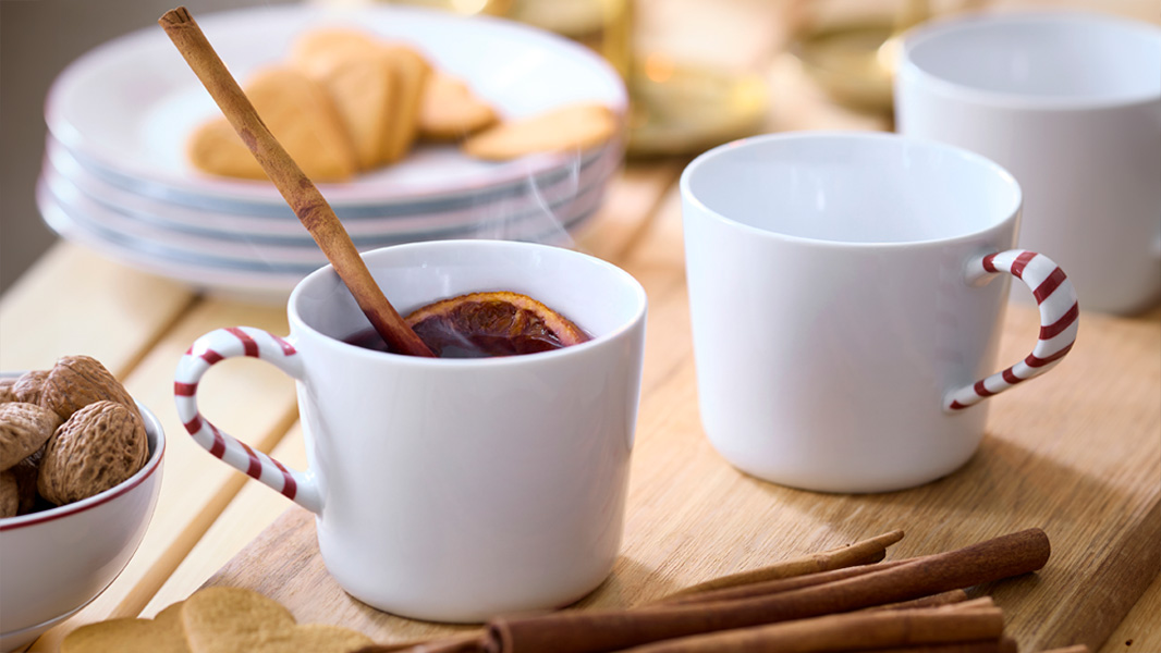 IKEA-vinterfint beyaz kirmizi kupa