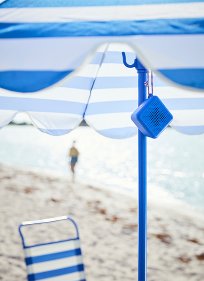 IKEA-strandon mavi beyaz gunes semsiyesi