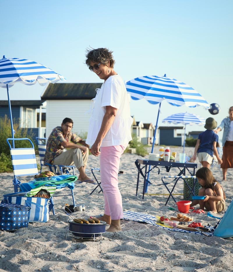IKEA-strandon mavi beyaz plaj sandalyesi