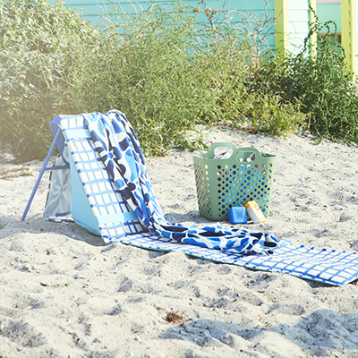 IKEA-strandon mavi beyaz sezlong