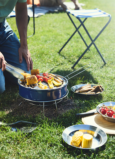 IKEA-strandon mavi tasinabilir komurlu barbeku