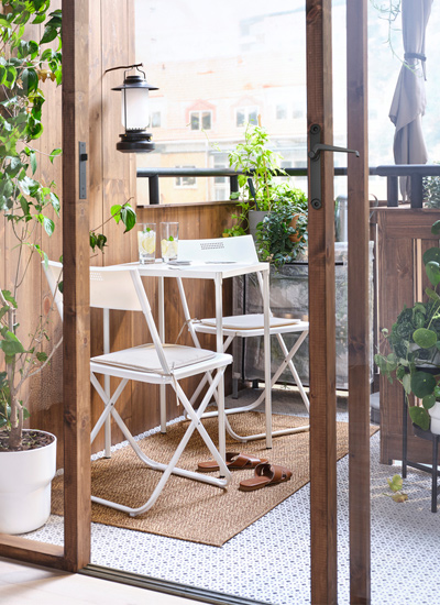 IKEA-fejan beyaz masa ve katlanabilir sandalye seti