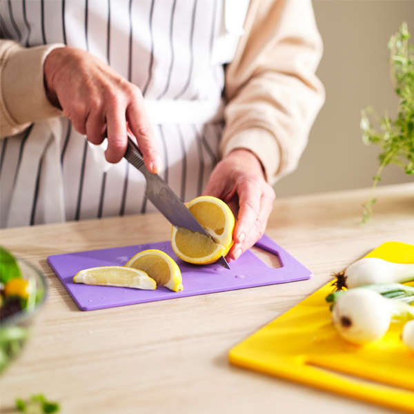 IKEA-bergtunga parlak sari lila kesme tahtasi