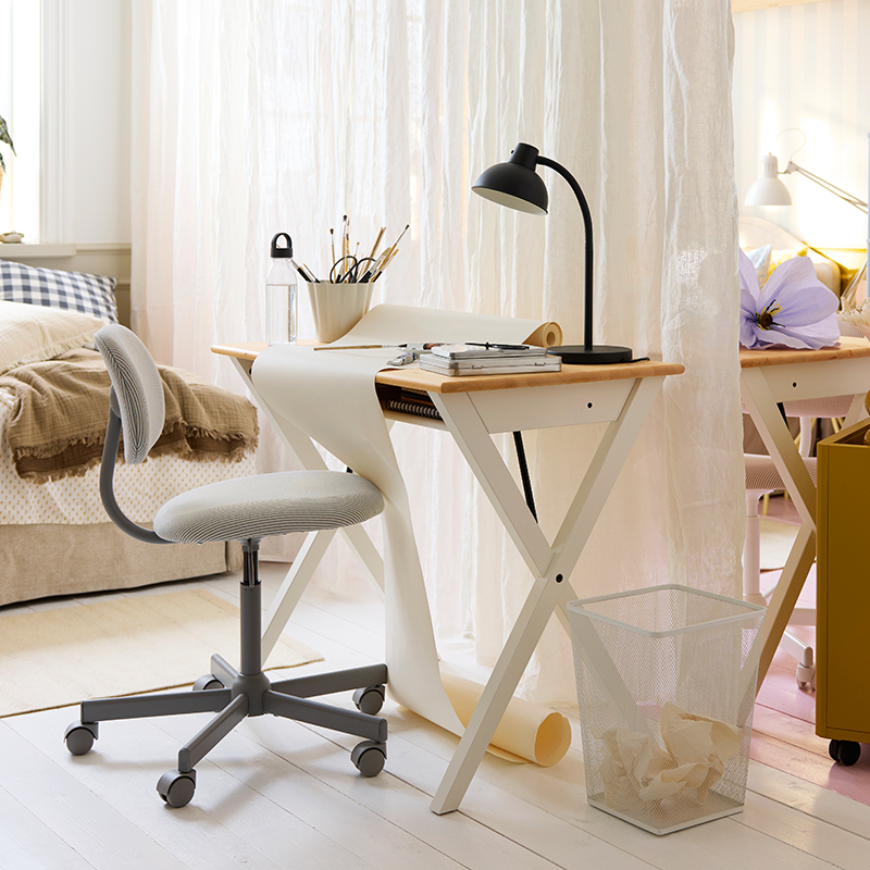 IKEA-bollpojke cam beyaz calisma masasi 01