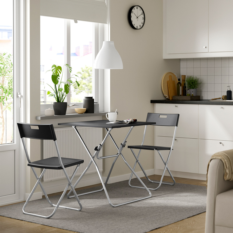 IKEA-gunde siyah 2 sandalyeli mutfak masasi takimi