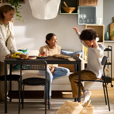 IKEA-sandsberg siyah plastik sandalye 01