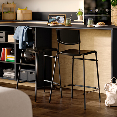 IKEA-stig siyah bar sandalyesi 01