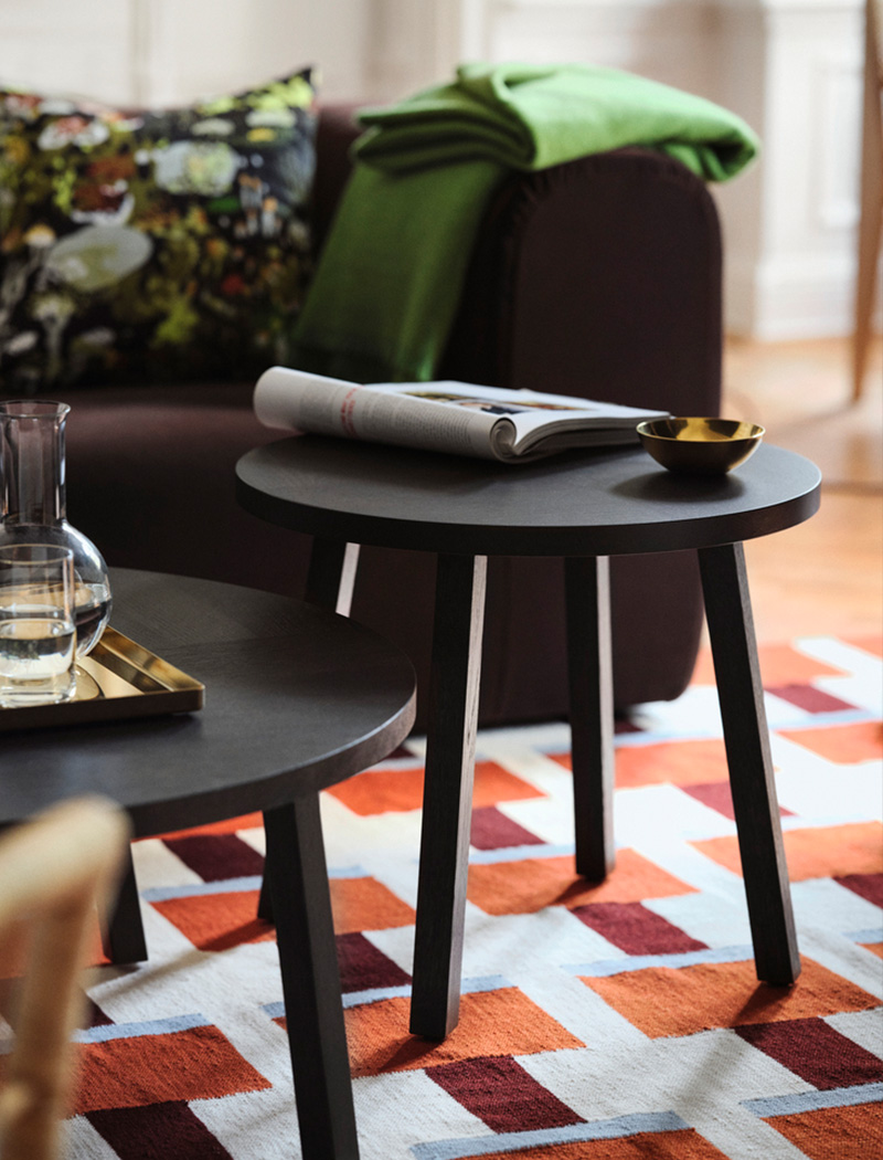 IKEA-stockholm 2025 mese kaplama koyu kahve yan sehpa