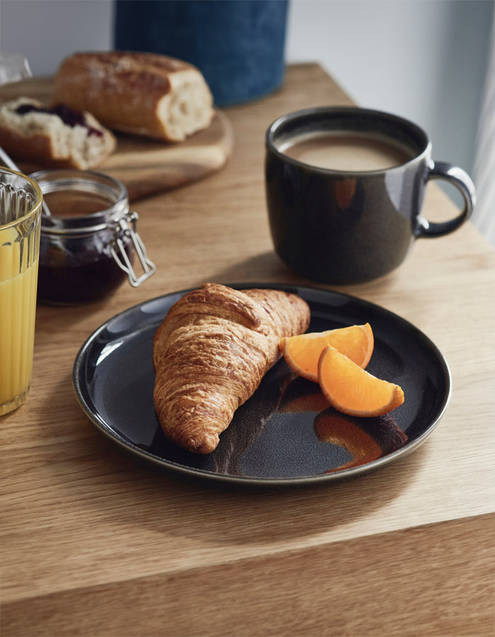 IKEA-gladelig koyu gri tatli tabagi